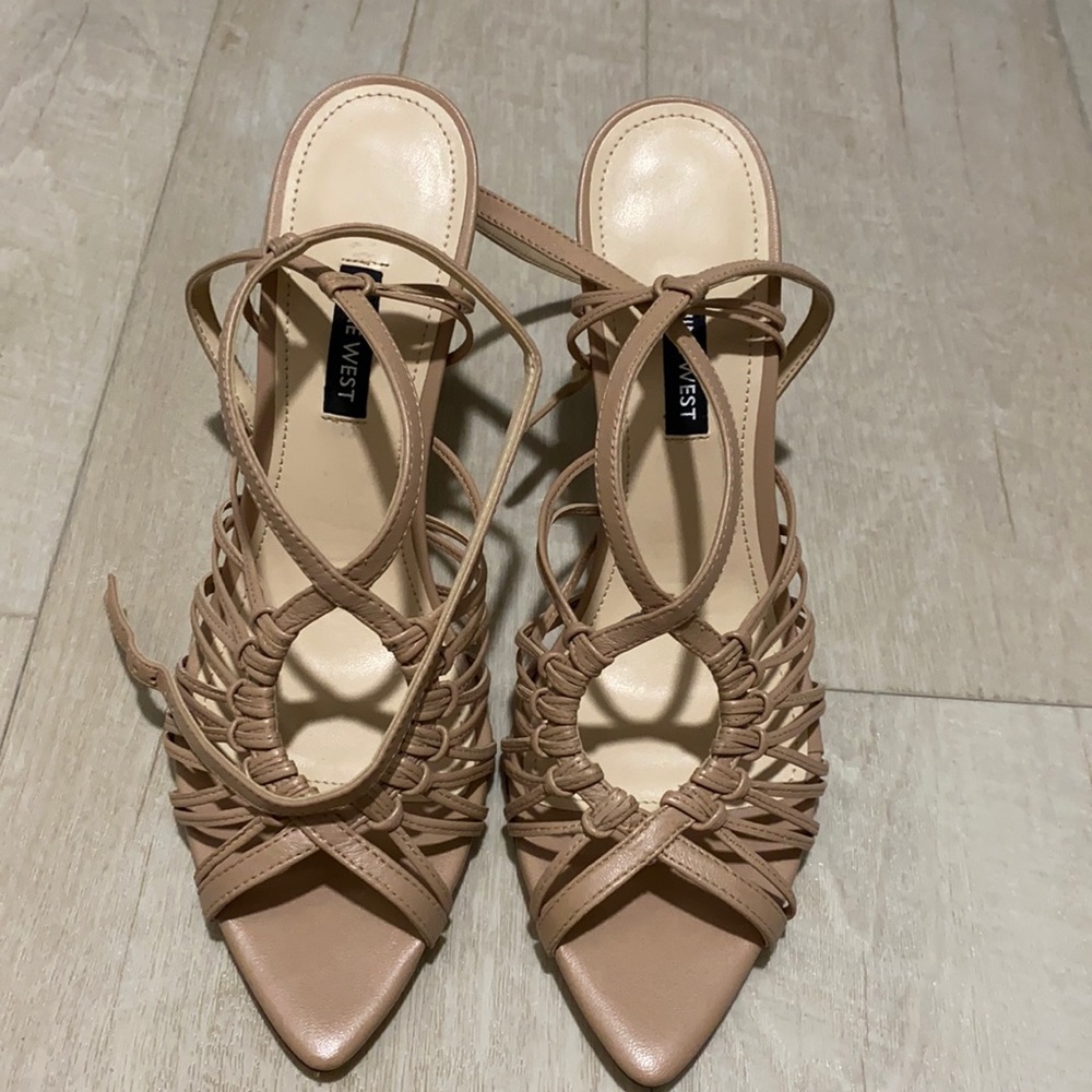NEVER WORN Ninewest nude sandals